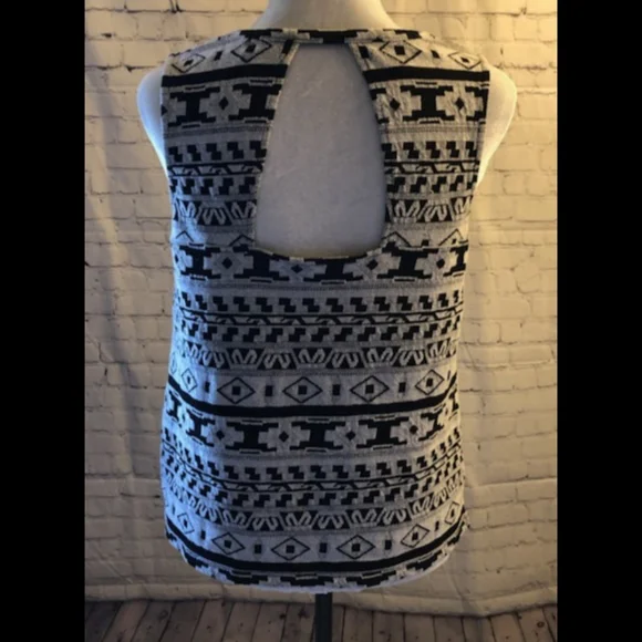 EUC Old Navy black & white sleeveless top - Medium - Picture 3 of 4